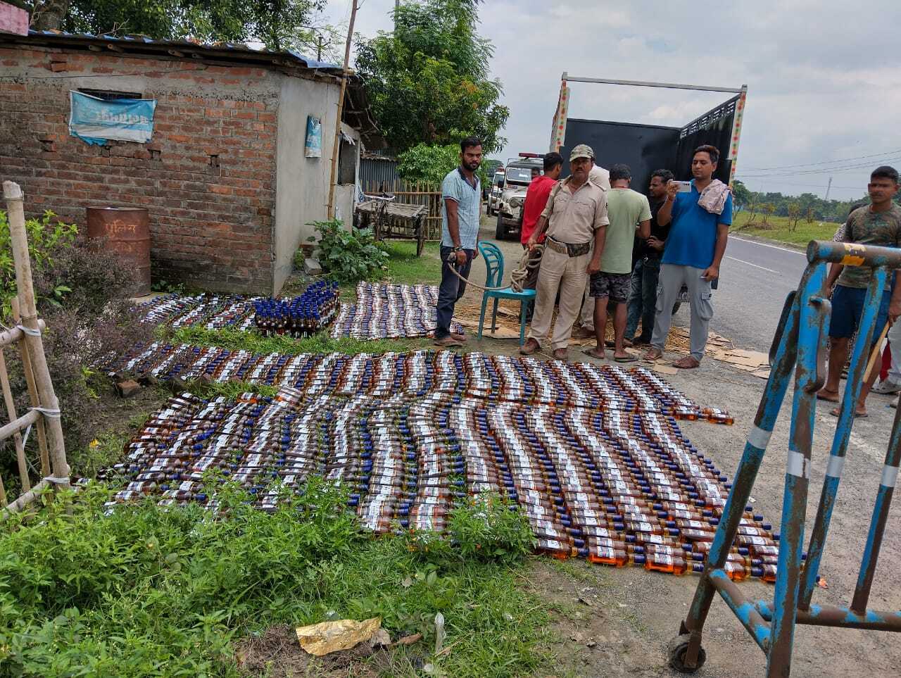 पिकअप के तहखाने से 400.525 लीटर शराब बरामद
