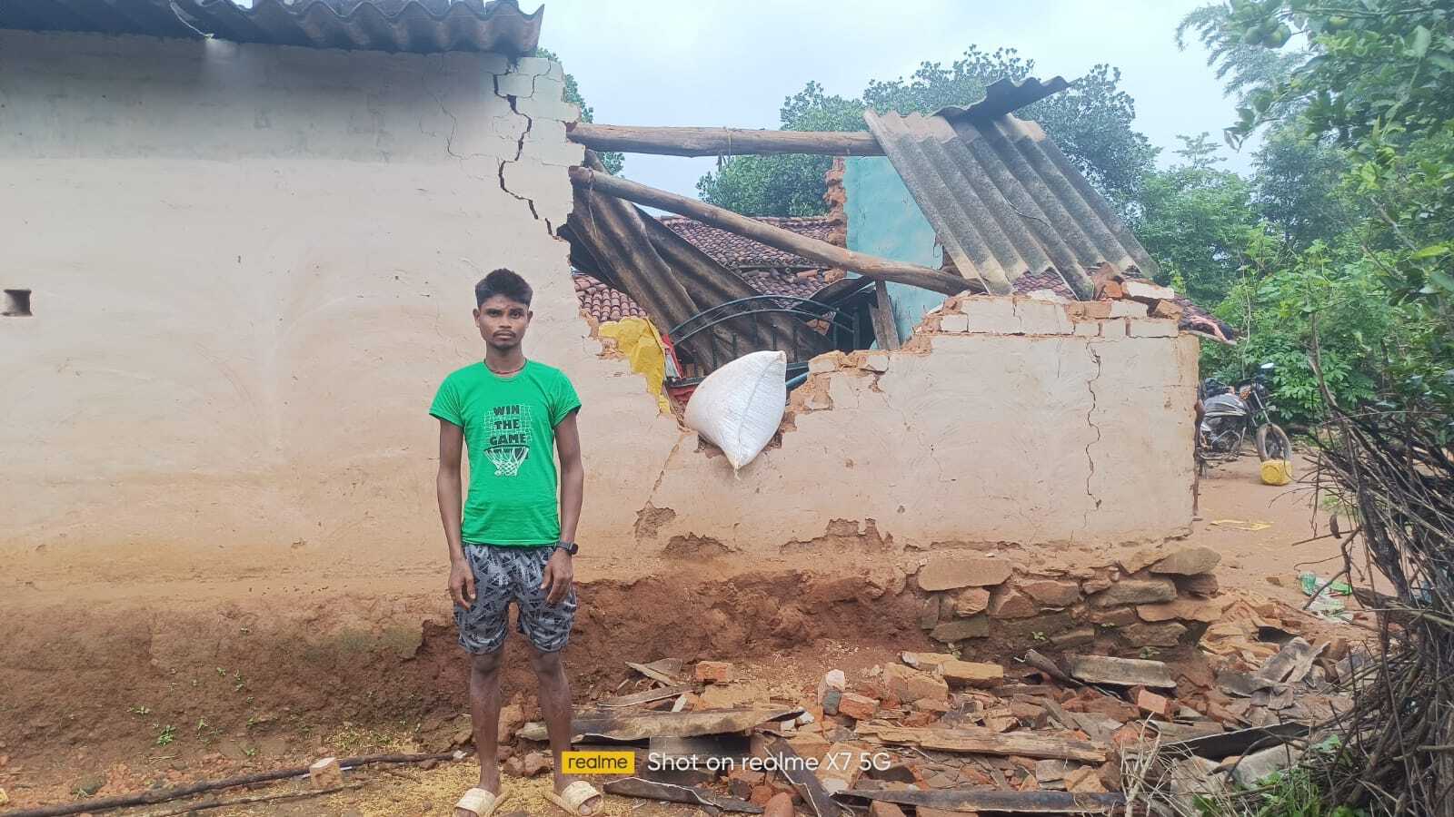 हाथियों के झुंड ने कई घर ढाहे व अनाज खा गये