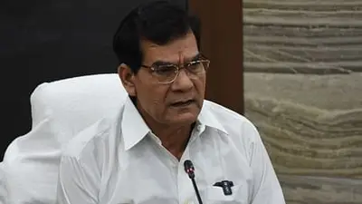 बिजली मंत्री की मौजूदगी में गुल हुई बिजली: शर्मनाक लापरवाही पर गिरी गाज, 5 अधिकारी सस्पेंड