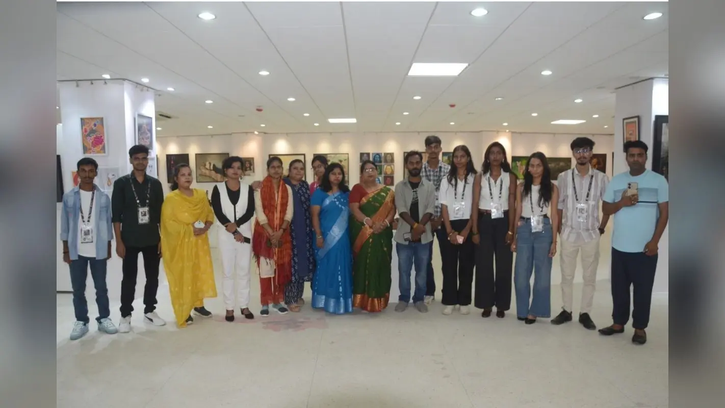 कल्पनाओं के रंगों से सजी ‘अभिधा’, जहां हर पेंटिंग बयां कर रही एक अनोखी कहानी, कैनवास पर बच्चों ने भरे कल्पनाओं के रंग