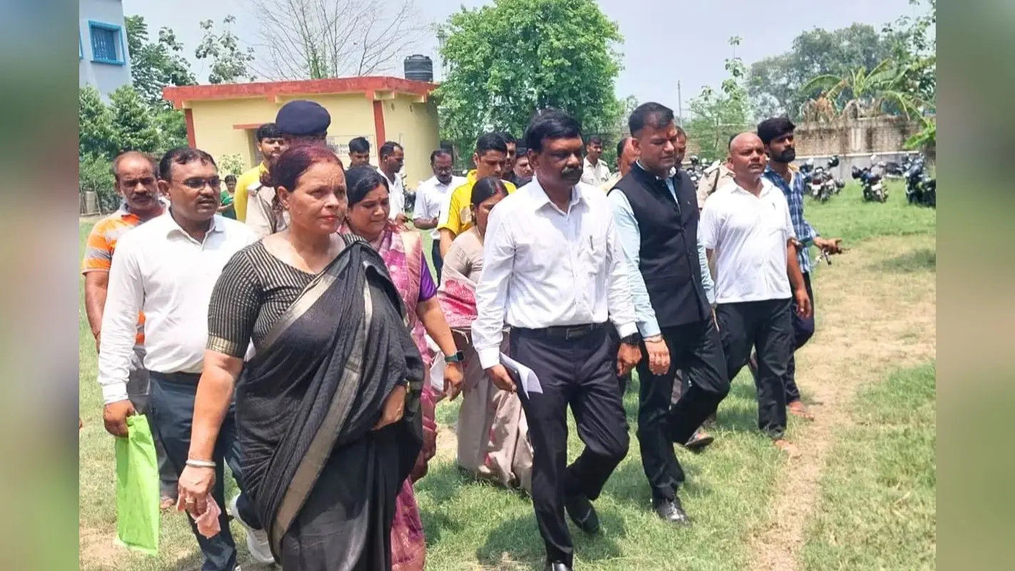 अंधेरे में स्कूल, टेंट-जेनरेटर पर खर्च! जब ACS एस सिद्धार्थ ने हेडमास्टर को सुनाई खरी-खोटी