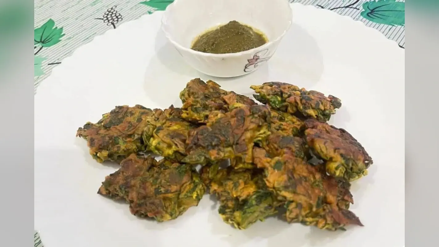 Arabi Patte Ki Pakode Ki Recipe: अरबी की सब्जी खाकर हो गए है बोर, तो आज ही इसके पत्तों से बनाए ये डिश