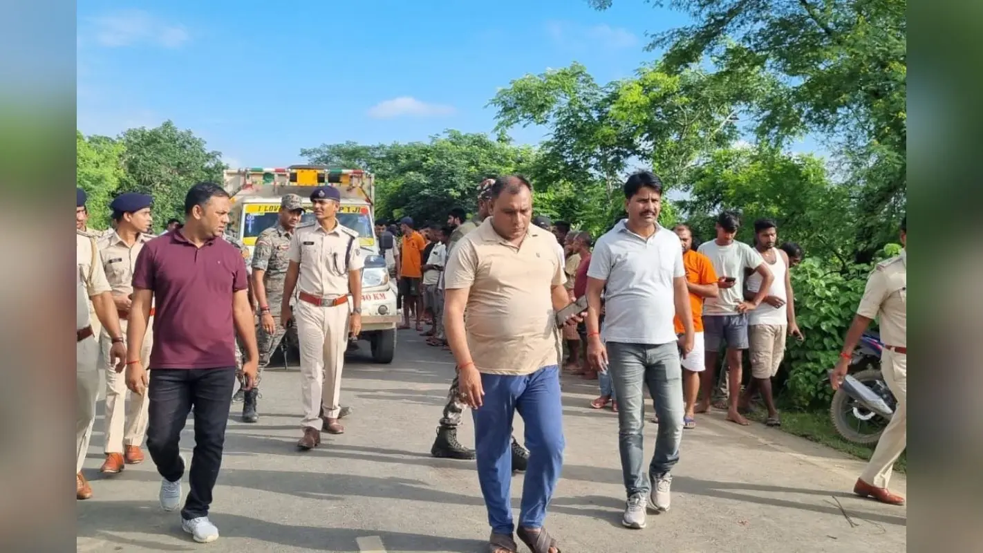 Bihar Road Accident: बिहार में खड़े ट्रक में टकराई ऑटो, 3 इंजीनियरिंग छात्रों की तड़प-तड़पकर मौके पर मौत, 3 जख्मी