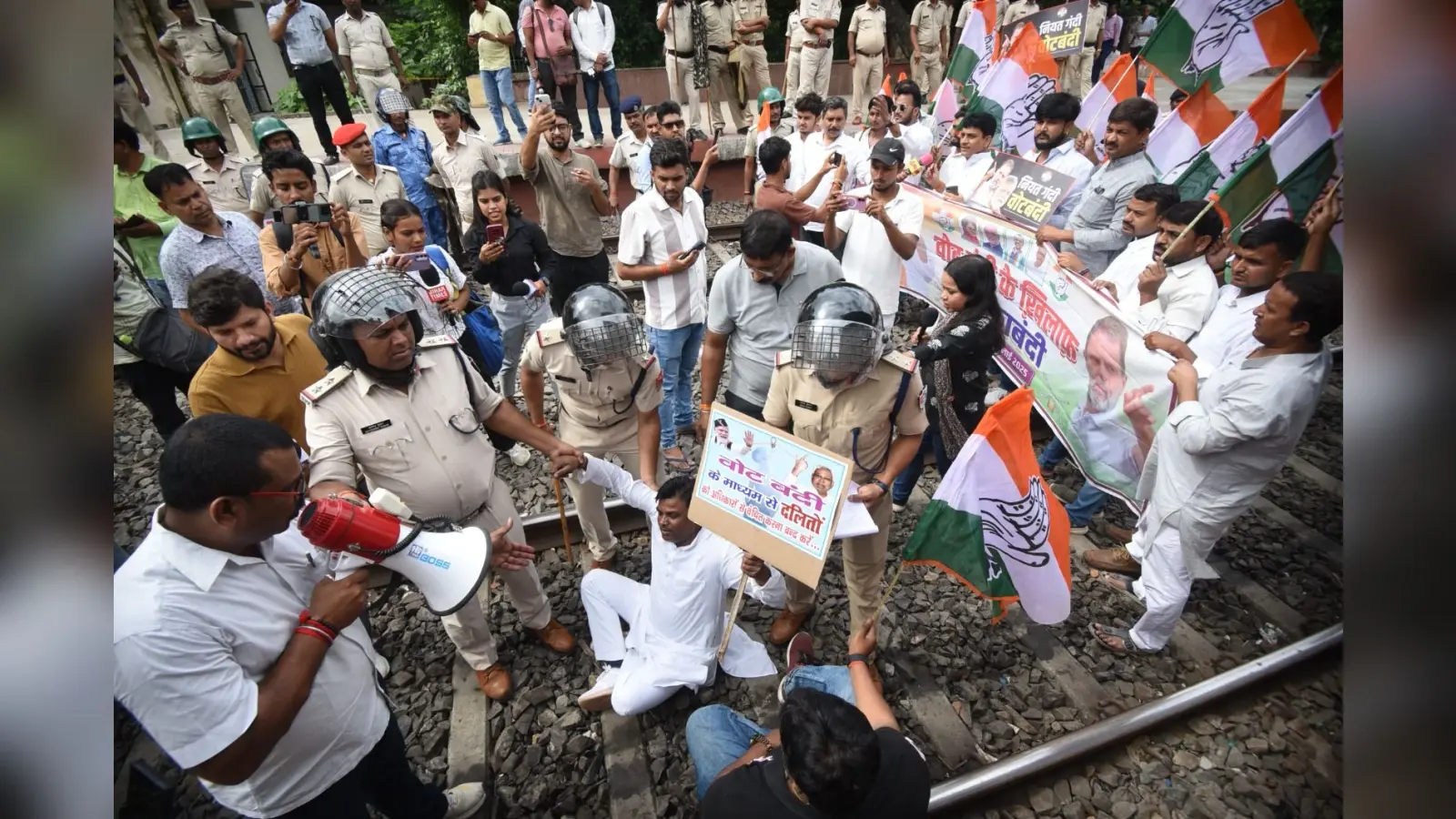 Bihar Band: कोई ट्रेन के इंजन पर चढ़े तो कोई रेलवे ट्रैक पर लेटा, बिहार बंद समर्थकों का पटना में जोरदार प्रदर्शन