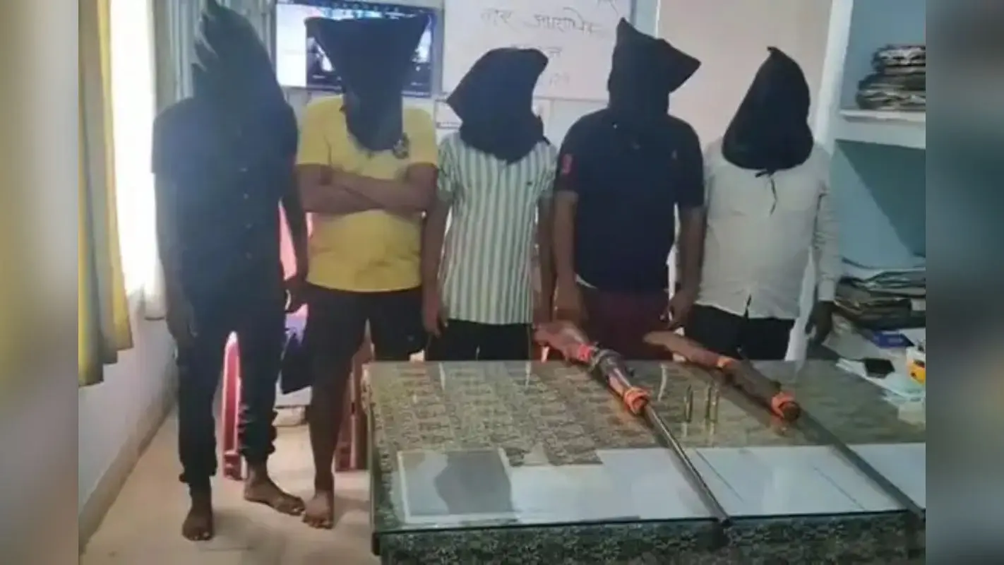 Bihar Crime News: पटना में घर से मिले 4 जिंदा बम और हथियार, नक्सली संगठन से जुड़े 5 अपराधी गिरफ्तार