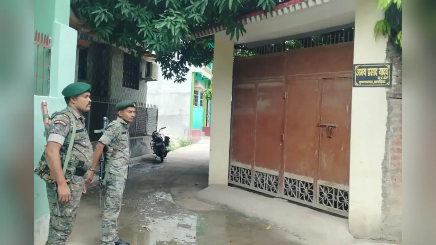 Bihar News: सुबह-सुबह मद्य निषेध विभाग के डीएसपी के घर छापेमारी, आवास पर पुलिस बल की तैनाती