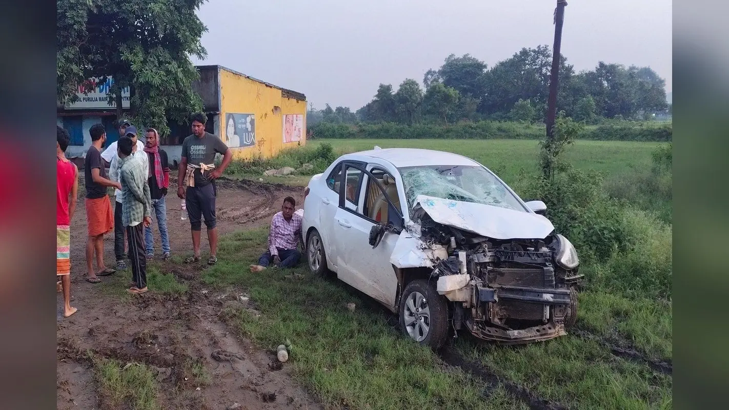 बाबाधाम जा रही कार की ट्रक से टक्कर, एक की मौत, 3 घायल