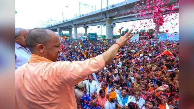 फूलों की वर्षा से लेकर निगरानी तक… यूपी की कांवड़ यात्रा को मिली राष्ट्रीय पहचान