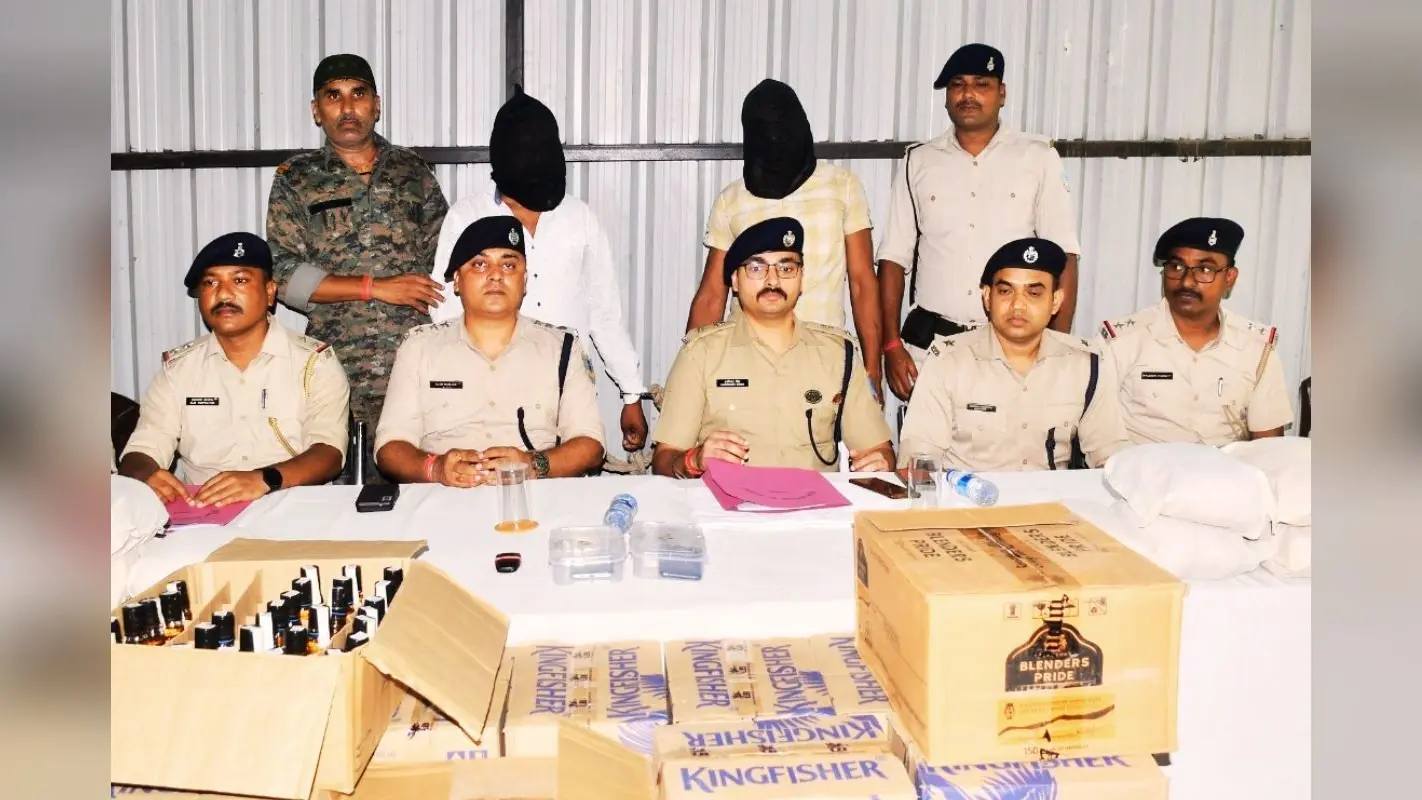 झारखंड के इस जिले में 3 तस्कर धराये, 18 किलो गांजा और 160 बोतल शराब बरामद