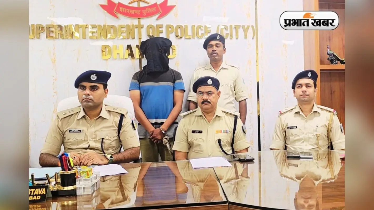 देवघर के आस्तिक गैंग का गुर्गा धनबाद में गिरफ्तार, पिस्टल और गोली बरामद