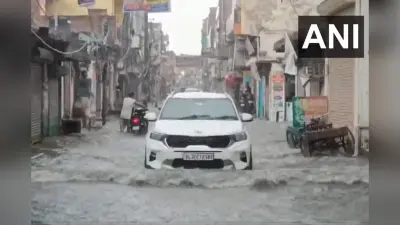 Delhi Weather: दिल्ली में भारी बारिश का रेड अलर्ट, एयरलाइन्स ने जारी की एडवाइजरी