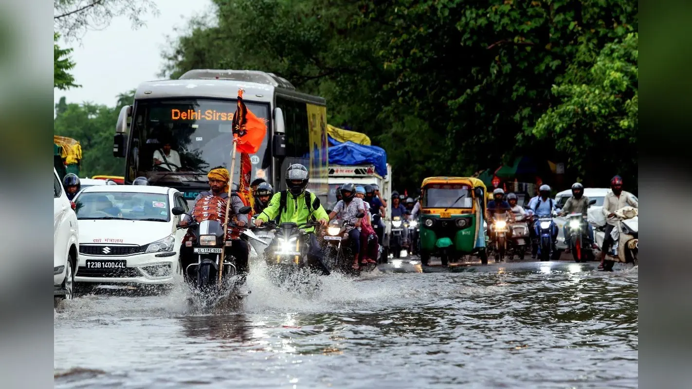 मॉनसून ने बदली करवट, दिल्ली वालों को उमस से राहत, झमाझम हो रही बारिश