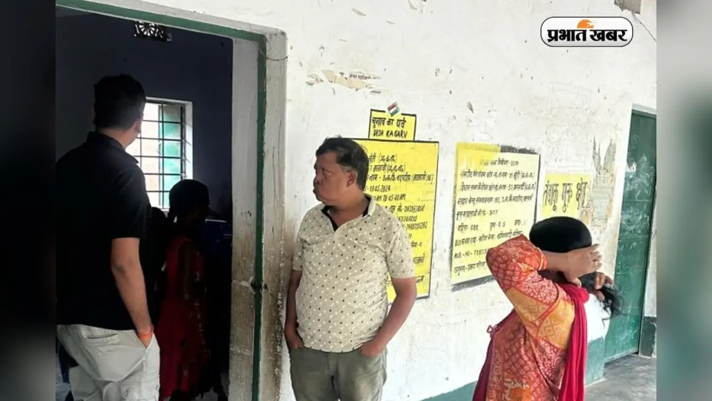 Jharkhand News: डीईओ के औचक निरीक्षण में खुली शिक्षिका की पोल, बिना कारण अनुपस्थित रहने पर रुका वेतन