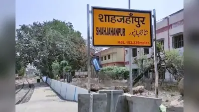 शाहजहांपुर में एडीएम का निरीक्षण: बच्चों संग जमीन पर बैठकर खाया मिड-डे मील, गांव की सफाई खुद झाड़ू उठाकर की