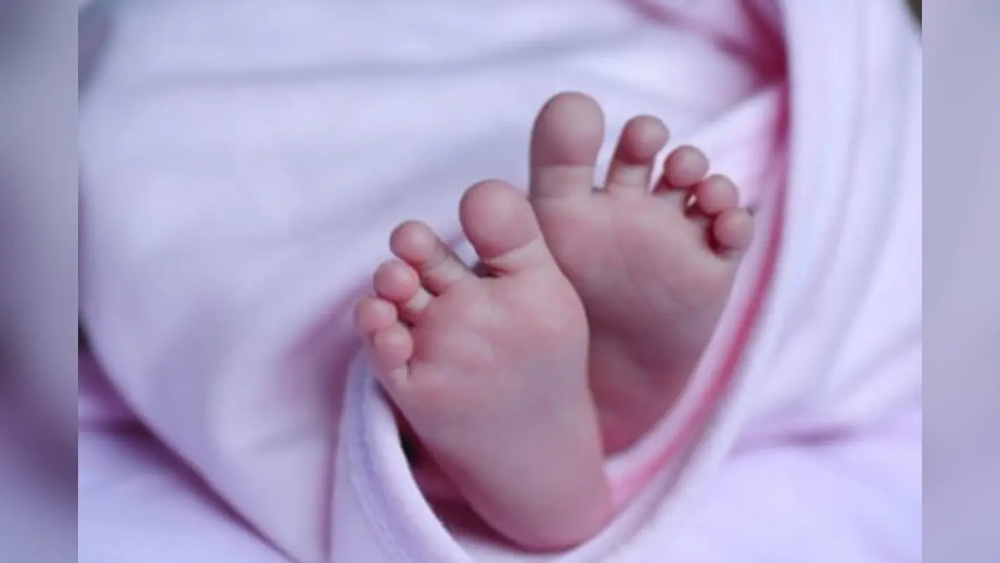 प्रयागराज में मौत का गड्ढा: पानी में तैरती मिलीं 4 मासूमों की लाशें, गांव में मातम और चीख-पुकार