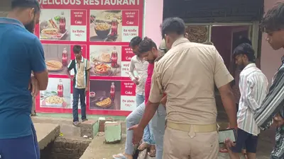 प्रयागराज में सड़क किनारे बना ‘मौत का गड्ढा’! ढलाई टूटी और 15 फीट नीचे समा गए दो युवक