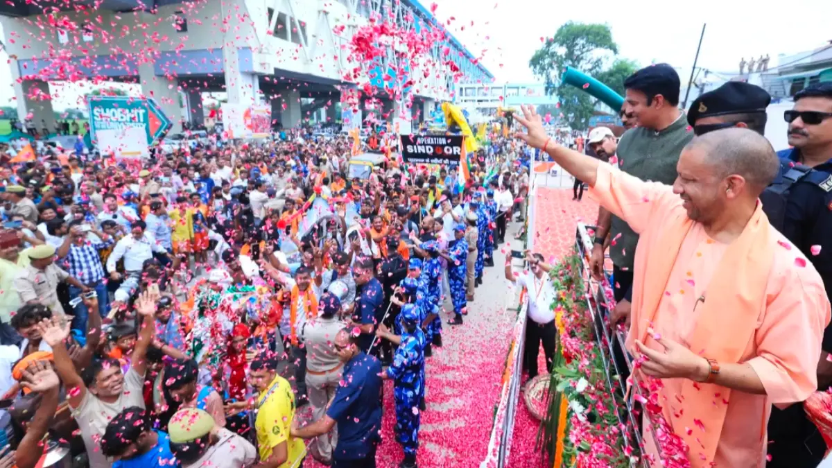 Kanwar Yatra 2025: मेरठ में सीएम योगी ने कांवड़ियों पर बरसाए फूल, हुड़दंगियों को दी सख्त चेतावनी