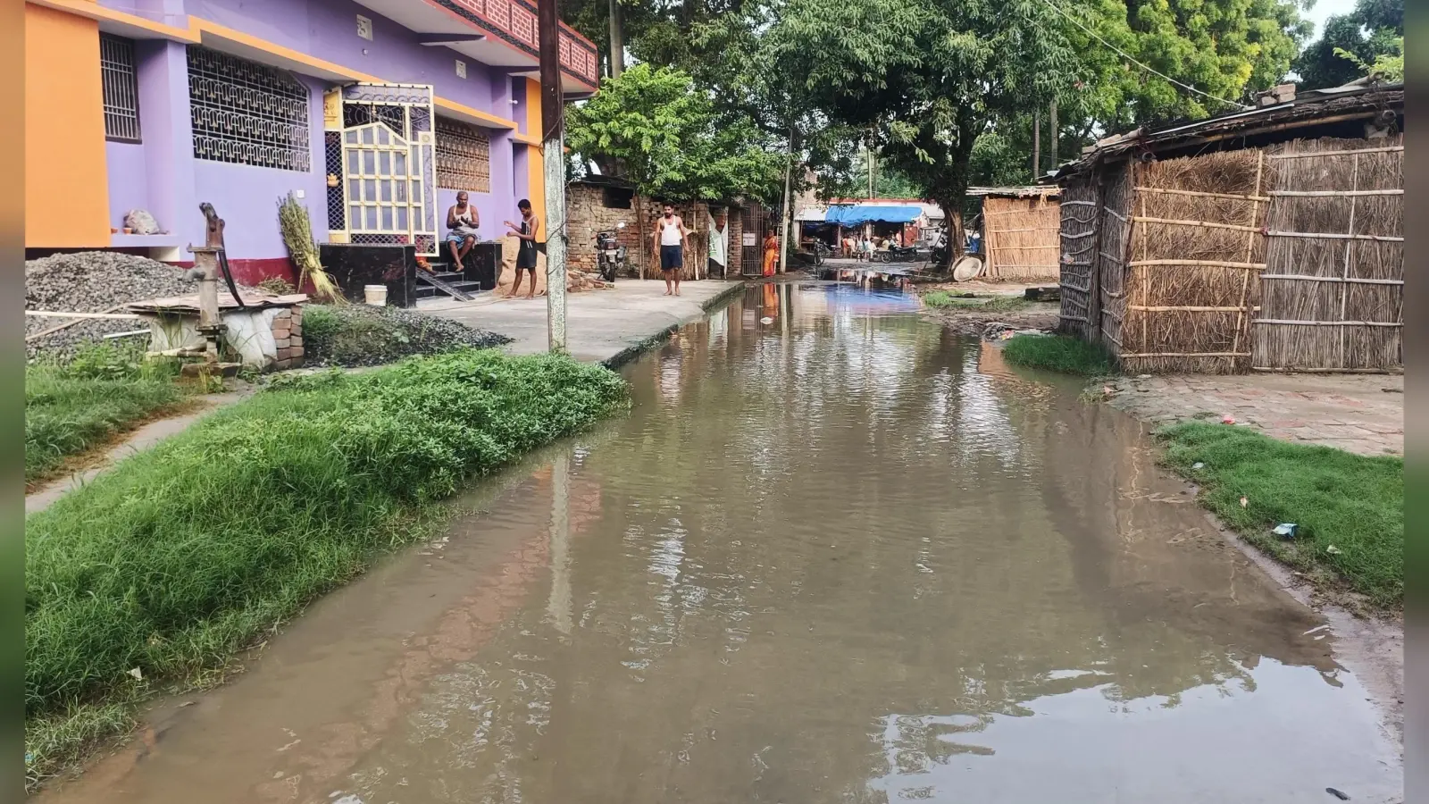 hajipur news. जलजमाव से राहगीरों की बढ़ी परेशानी