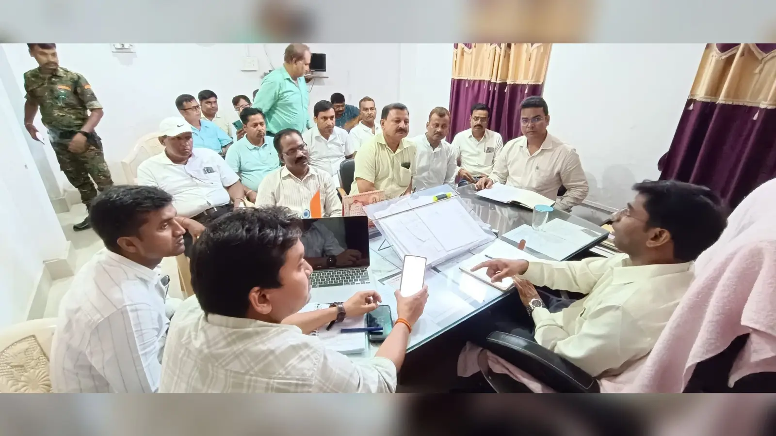 Motihari: बीएलओ सुपरवाइजर के साथ मतदाता पुनरीक्षण कार्य की हुई समीक्षा