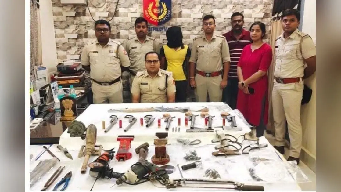 चार देसी पिस्टल, एक राइफल, 312 गोलियों के साथ एक गिरफ्तार