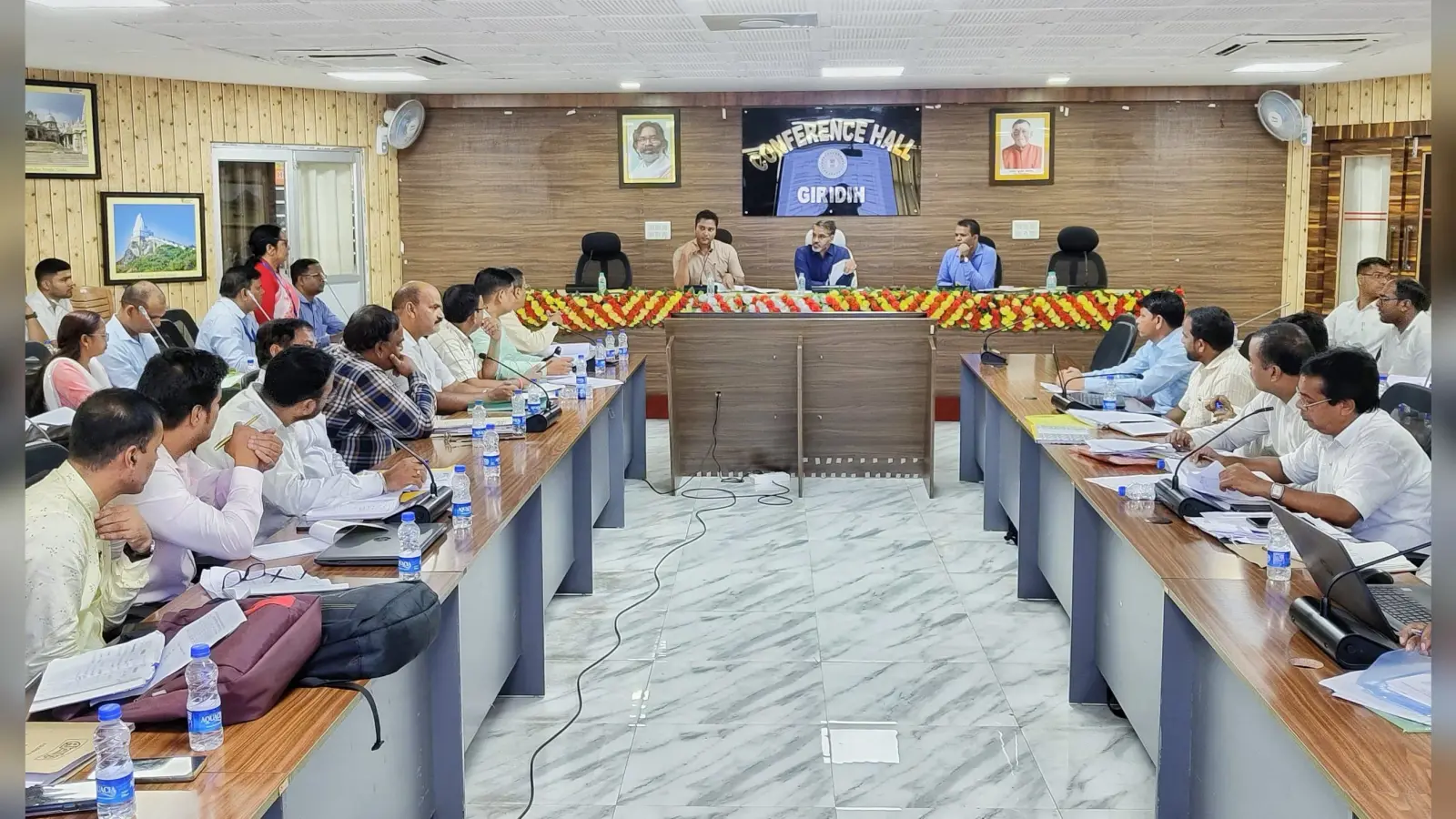 Giridih News :डीसी ने की शिक्षा विभाग के तहत कार्यान्वित योजनाओं की समीक्षा
