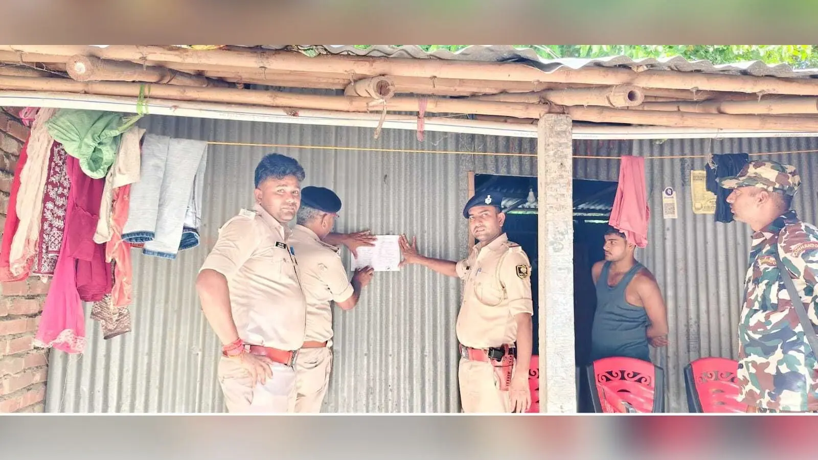 फरार आरोपितों के घर इश्तेहार चस्पा किए