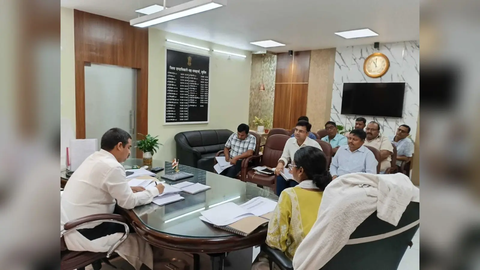 किसानों को सरलता व निर्धारित दर पर उपलब्ध कराया जाय खाद : डीएम