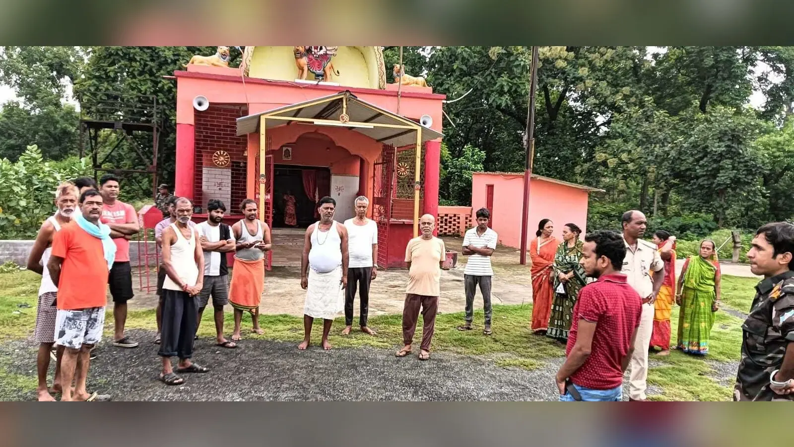 रेलवे दुर्गा मंदिर में चोरी पर ग्रामीणों ने जताया आक्रोश