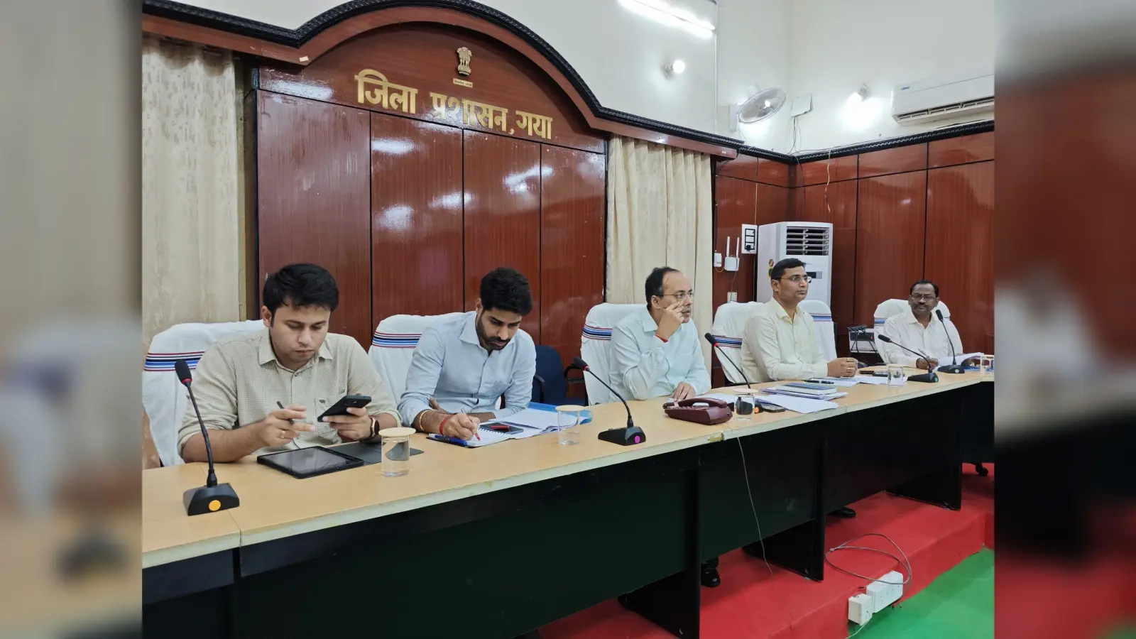 जनता दरबार में आने वाली शिकायतों के प्रति गंभीर रहें अफसर : डीएम