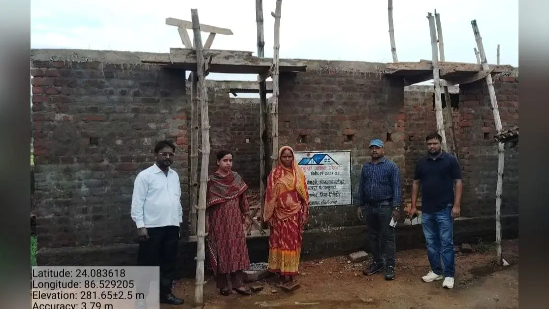 Giridih News :बीडीओ ने किया अबुआ आवास योजना का निरीक्षण