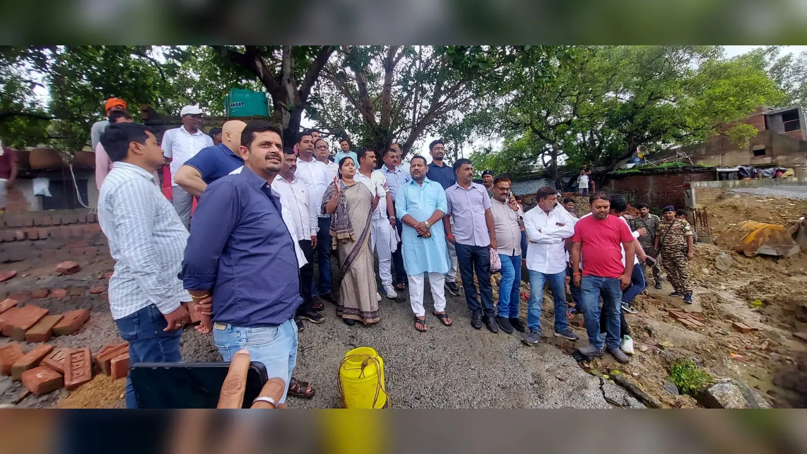 Dhanbad News : राजा तालाब के सौंदर्यीकरण कार्य का झरिया विधायक ने किया निरीक्षण