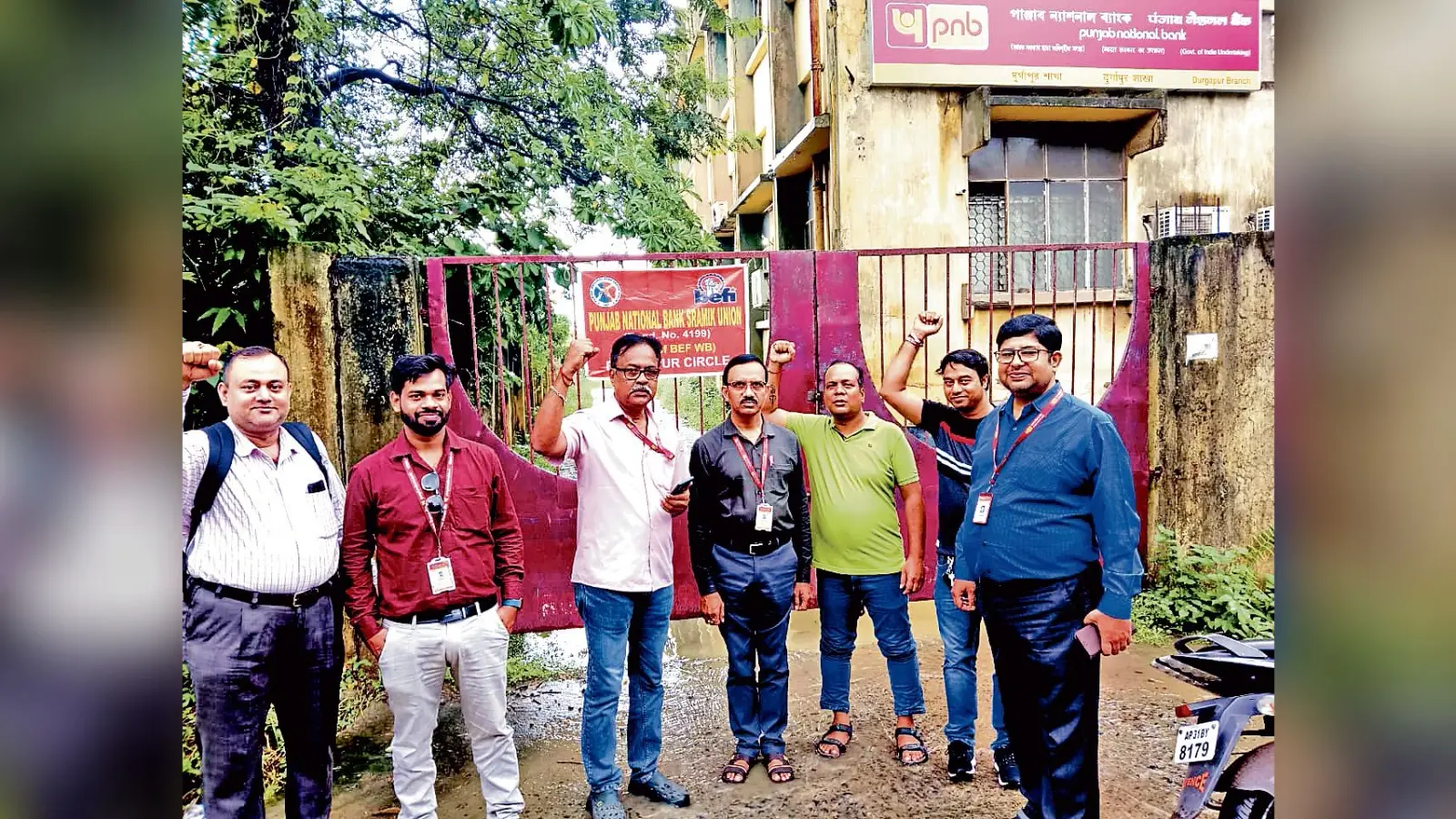बैंक पहुंचे कर्मचारी, बंद रखा काम, ग्राहकों को हुई दिक्कत