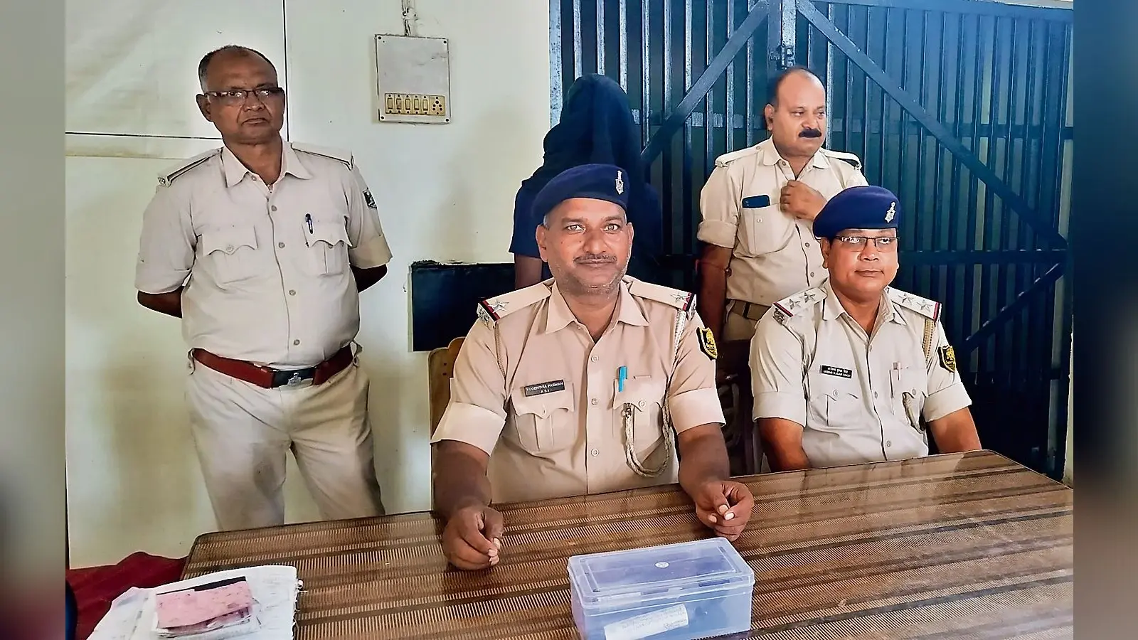 Siwan News : गोली मारने वाला अपराधी धराया, हथियार और चोरी की बाइक बरामद