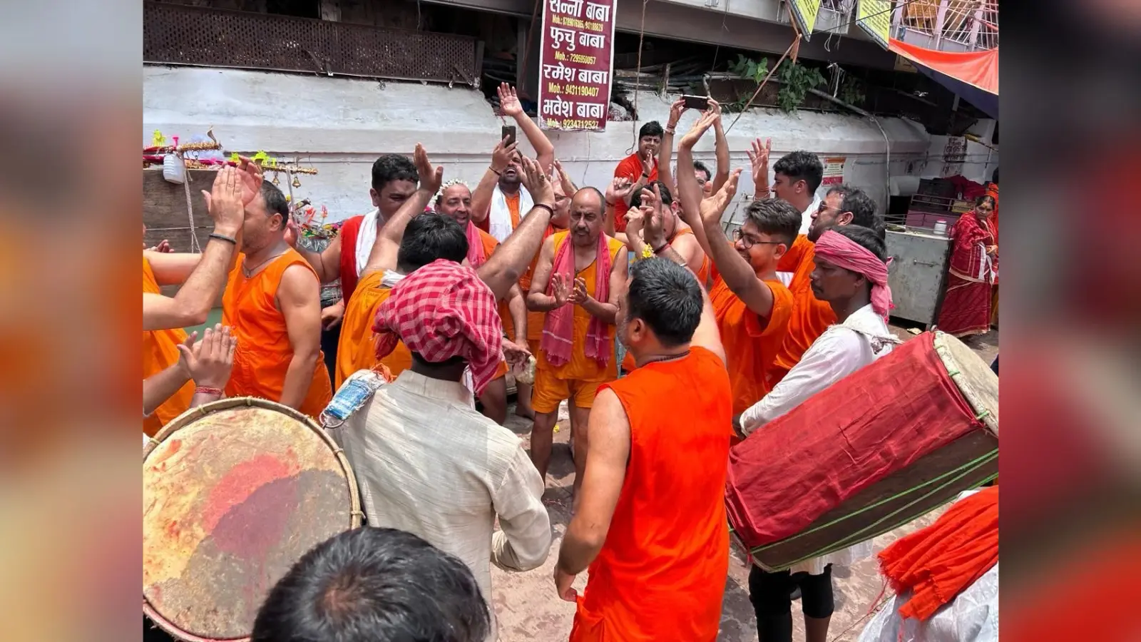 Deoghar News : शिवगंगा में स्नान के बाद दूर हो जाती है थकान, जलार्पण के बाद झूमने लगते हैं कांवरिये