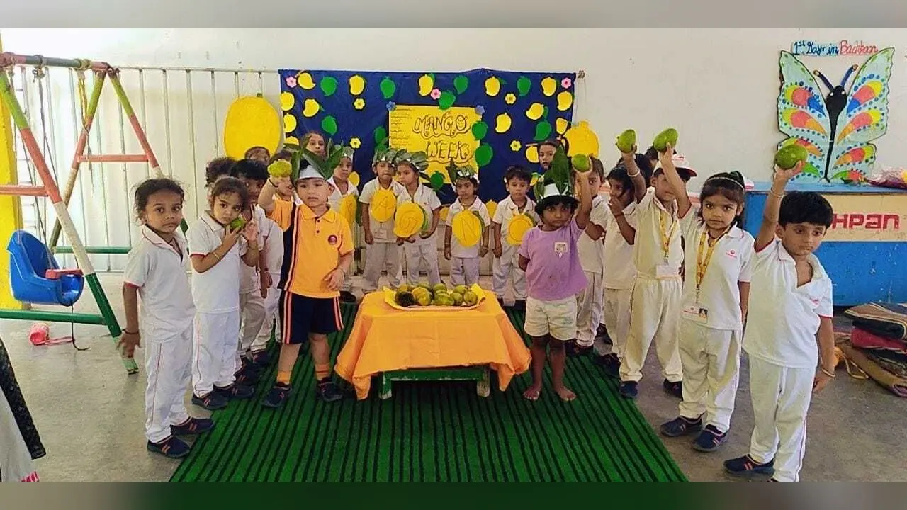 बचपन प्ले स्कूल में मनाया गया मैंगो वीक, कहा-आम प्रेम, समृद्धि व खुशी का प्रतीक