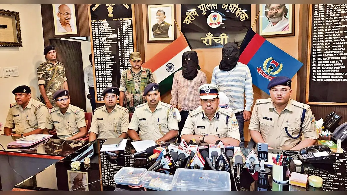Ranchi news : जमीन कारोबारी को फंसाने के लिए बाइक में छिपाया हथियार, दो गिरफ्तार
