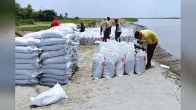 Bihar Flood Alert: पश्चिम चंपारण में गंडक का विकराल रूप! कटाव से दहशत, हजारों परिवार पलायन को मजबूर