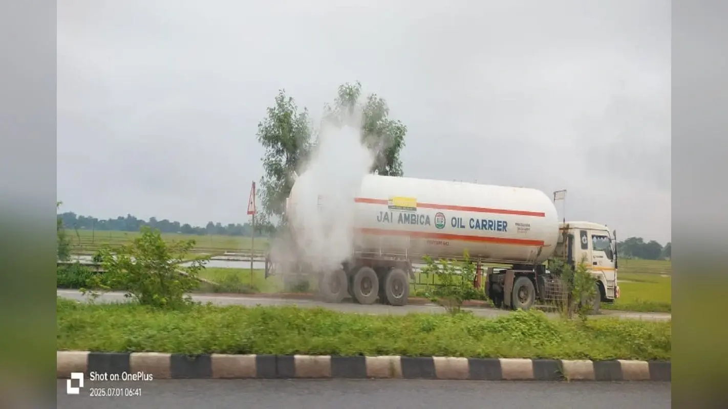 Gas Leak in Jharkhand: झारखंड के इस इलाके में टैंकर से गैस लीक होने से मचा हड़कंप, प्रशासन अलर्ट
