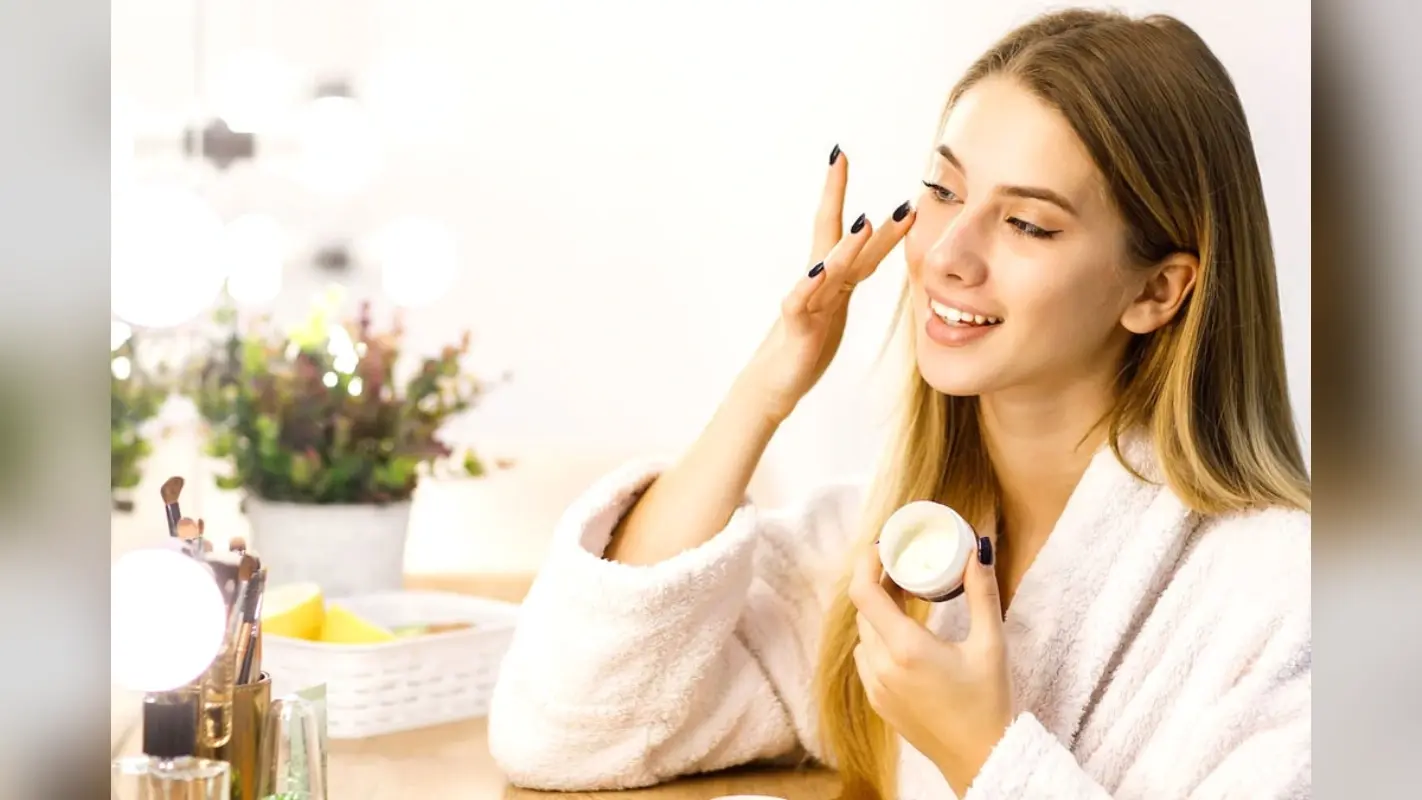 Beauty Tips: चेहरा 10 साल छोटा दिखेगा अगर अपनाएं ये 3 ब्यूटी हैबिट्स