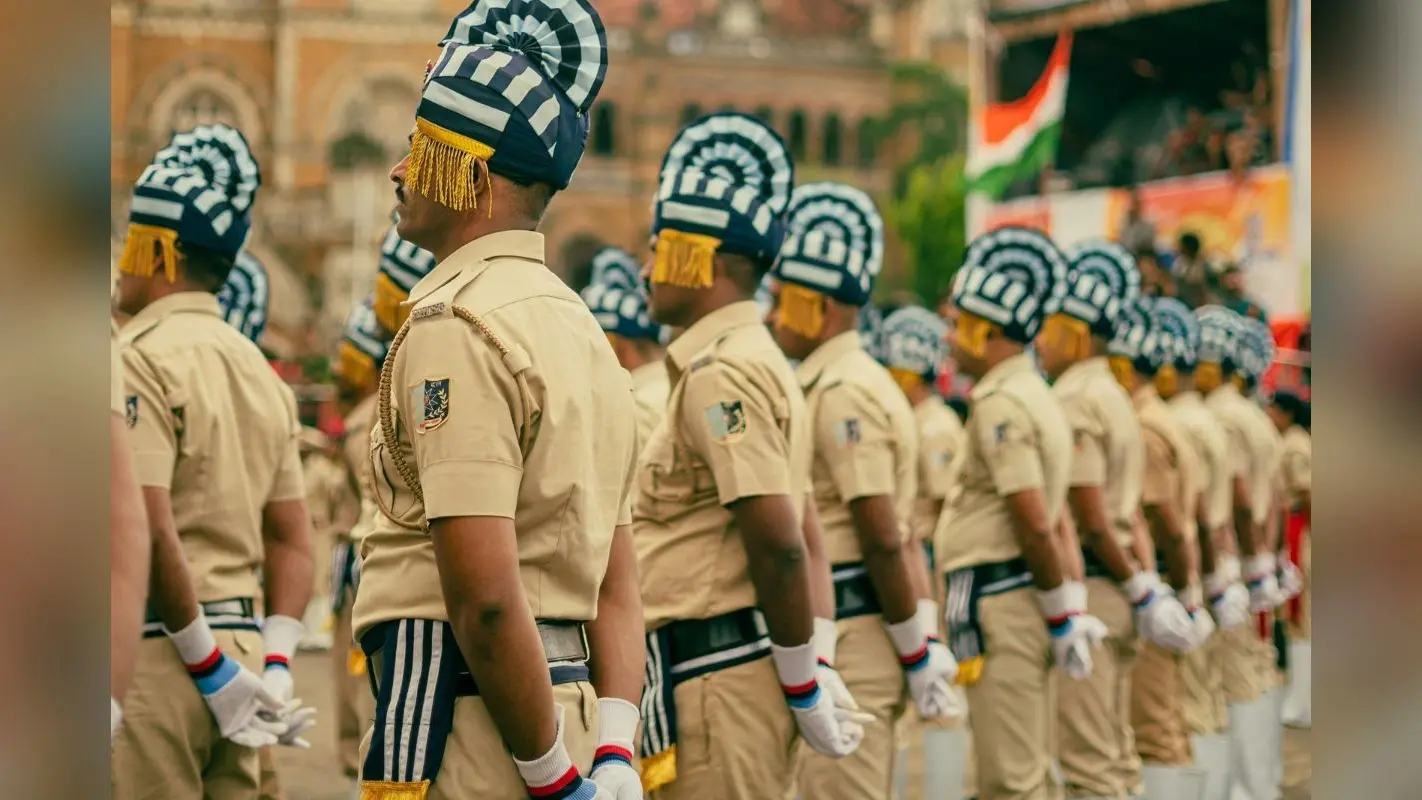 पुलिस में SI कैसे बनें? Salary जान जाएंगे तो लगाने लगेंगे 5 किलोमीटर फटाफट दौड़