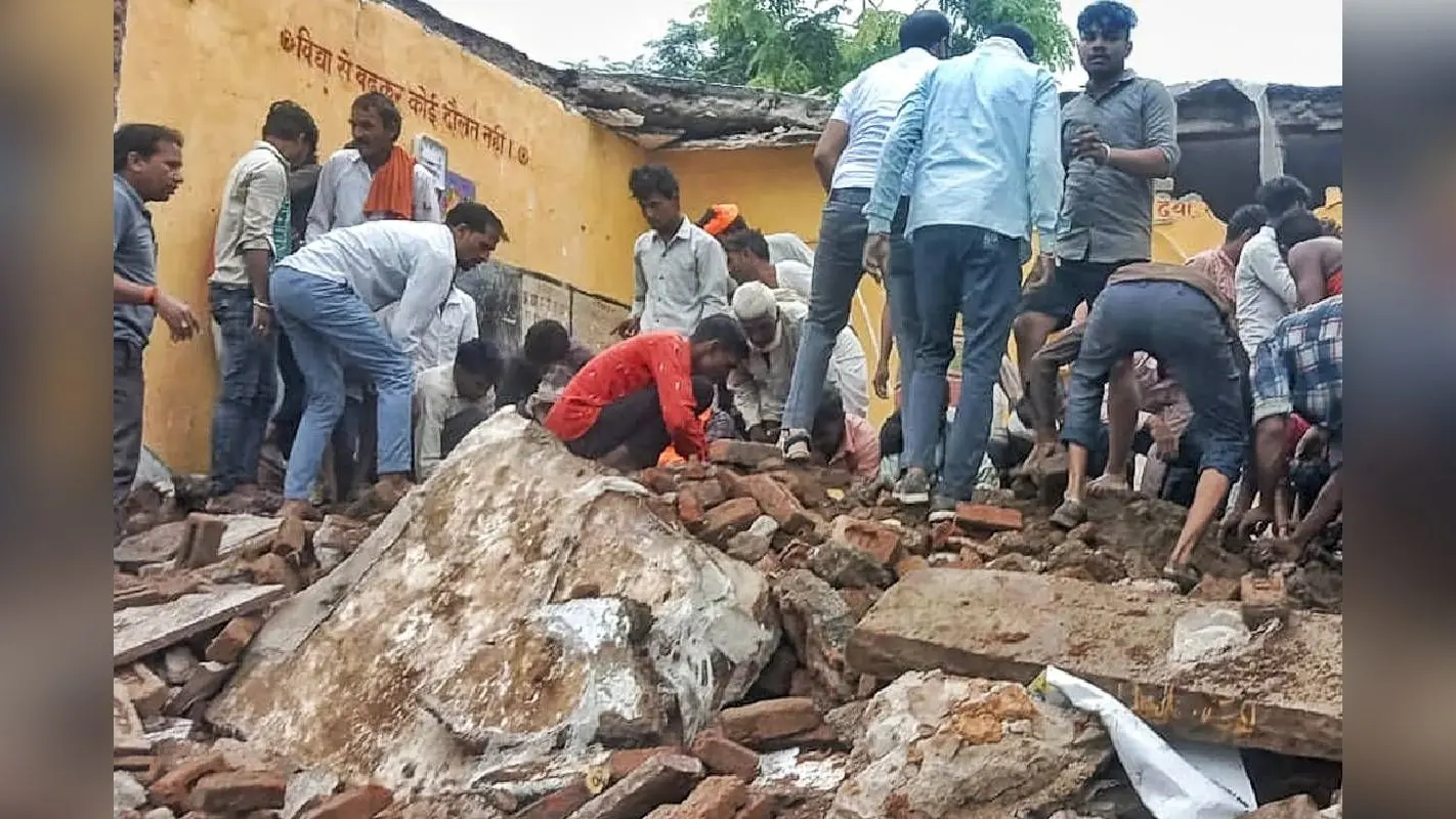 Jhalawar School Collapses : बच्चे बोले– सर छत गिरने वाली है, इसपर टीचर छात्रों को डांटने लगे