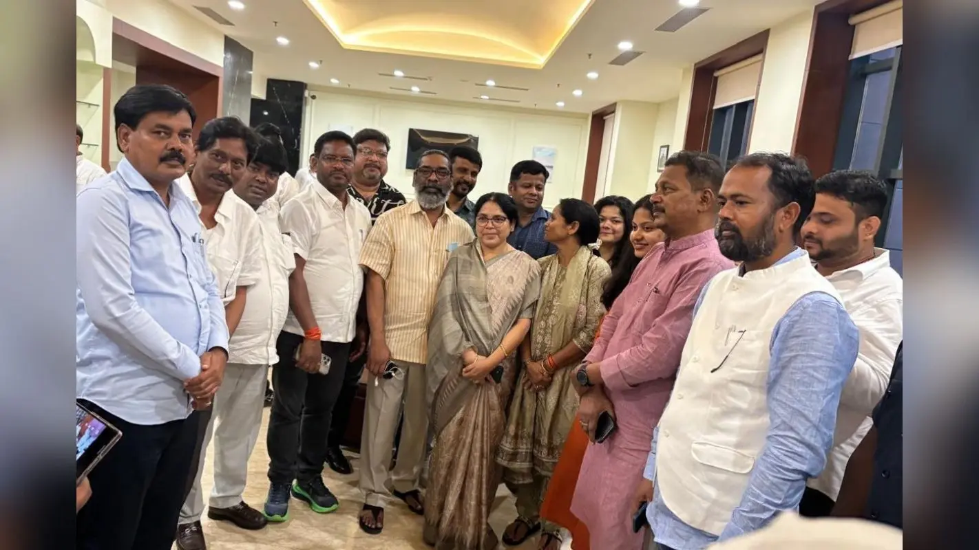 Good News: ‘शिबू सोरेन की तबीयत पहले से बेहतर’ JMM विधायकों से दिल्ली में बोले झारखंड के सीएम हेमंत सोरेन