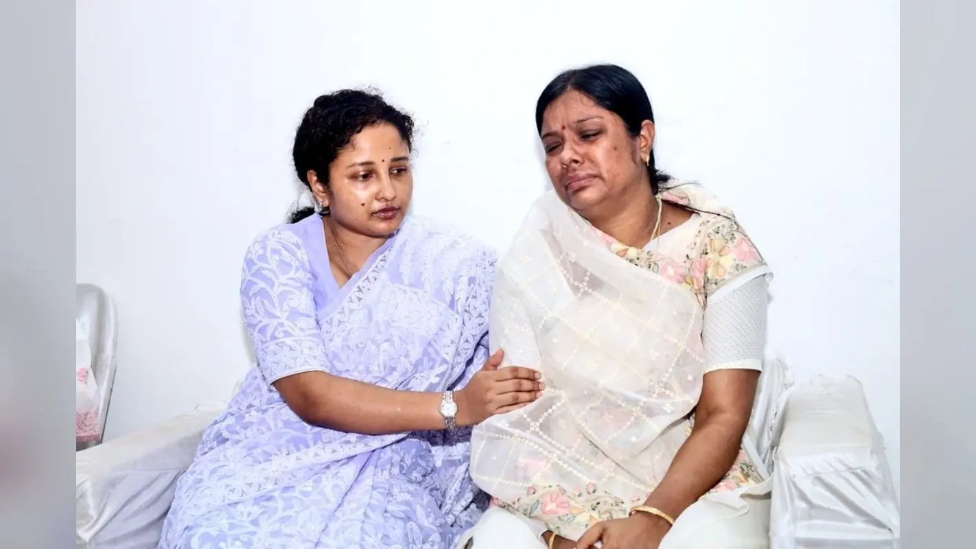मंत्री योगेंद्र प्रसाद के छोटे भाई के श्राद्ध में पहुंची कल्पना सोरेन, दुखी परिवार को दिया सहारा