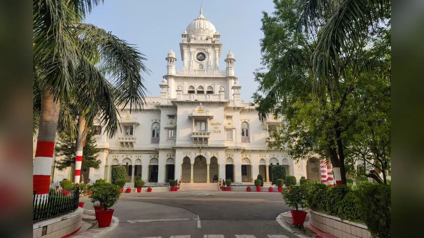 यूपी में छात्रों का हल्लाबोल: KGMU में डॉक्टरों की अनिश्चितकालीन भूख हड़ताल, BHU में दाखिले पर बवाल