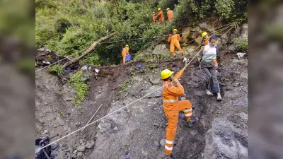 Watch Video : ऊपर से टूटकर गिर रहे हैं पहाड़, नीचे केदारनाथ यात्री, वीडियो देखकर खौफ खा जाएंगे आप भी