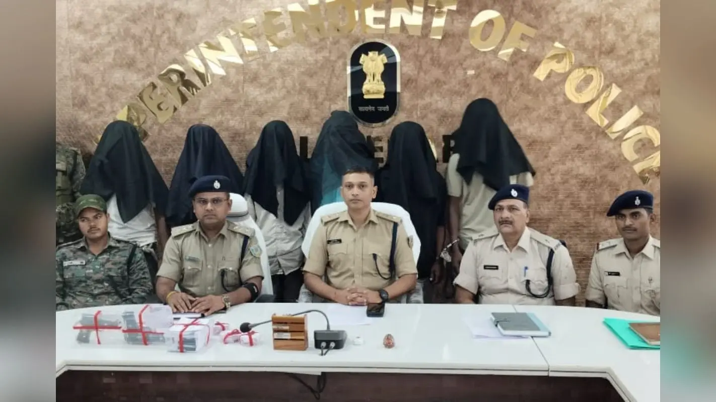 Jharkhand Crime: झारखंड की लातेहार पुलिस को बड़ी सफलता, राहुल सिंह गिरोह के 6 गुर्गे हथियार के साथ अरेस्ट