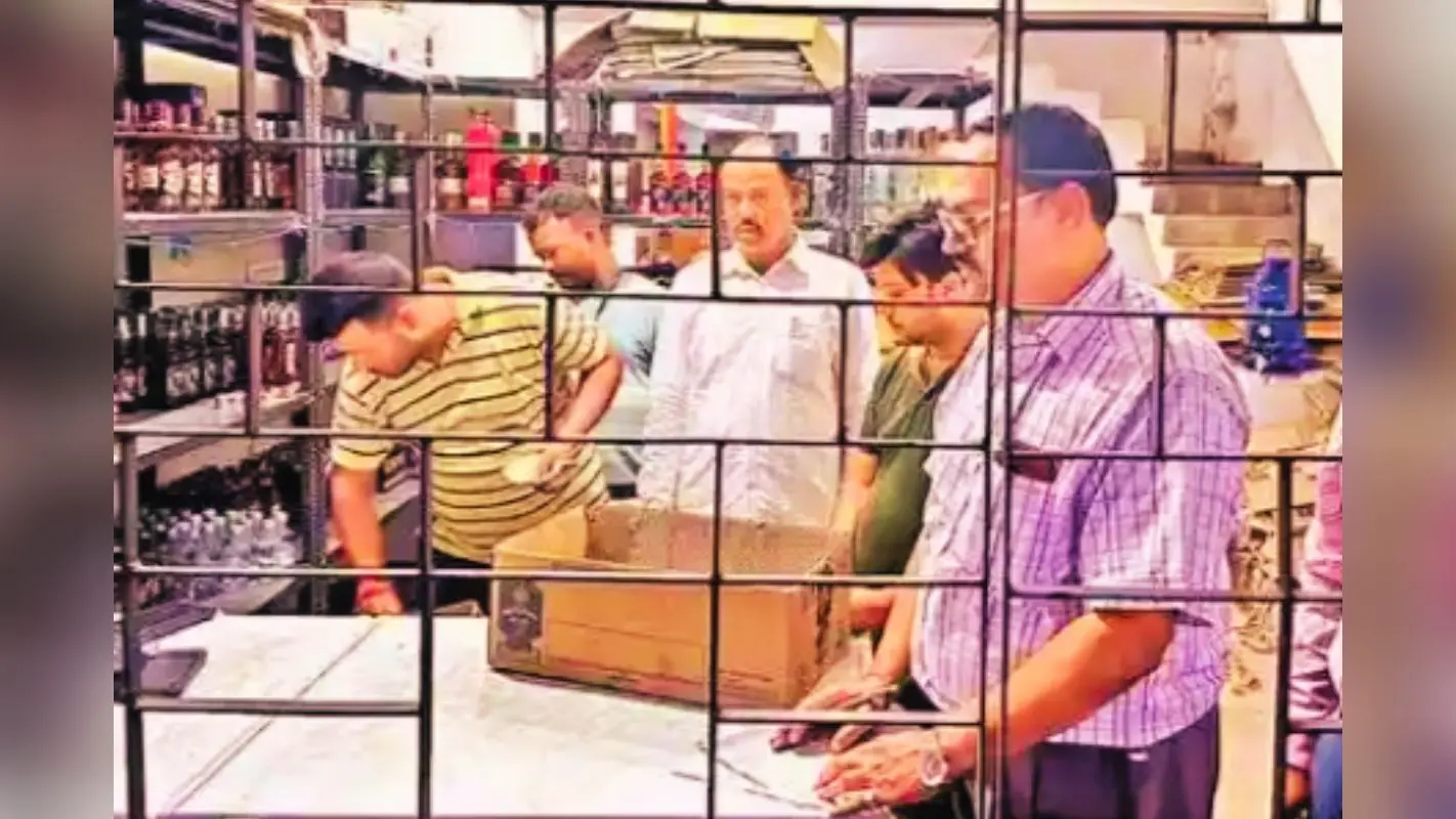 Liquor Shop: अधिक वसूली पड़ी महंगी! रांची में एमआरपी से अधिक दर पर शराब बेचने वाले 7 गिरफ्तार