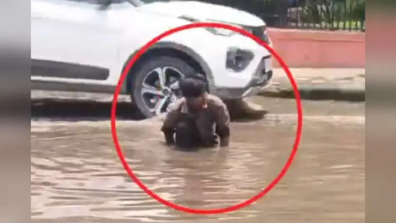 Viral Video : फोन खुले नाले में गिरा, ढूंढ़ने पर भी नहीं मिला, फूट फूटकर रोया शख्स