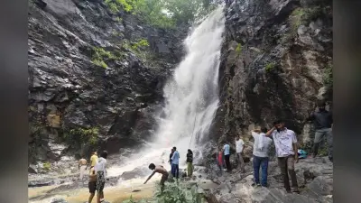 जोखिम में जान: मानसून की बारिश में निखरा पलानी झरने का सौंदर्य, लेकिन पर्यटकों की सुरक्षा भगवान भरोसे