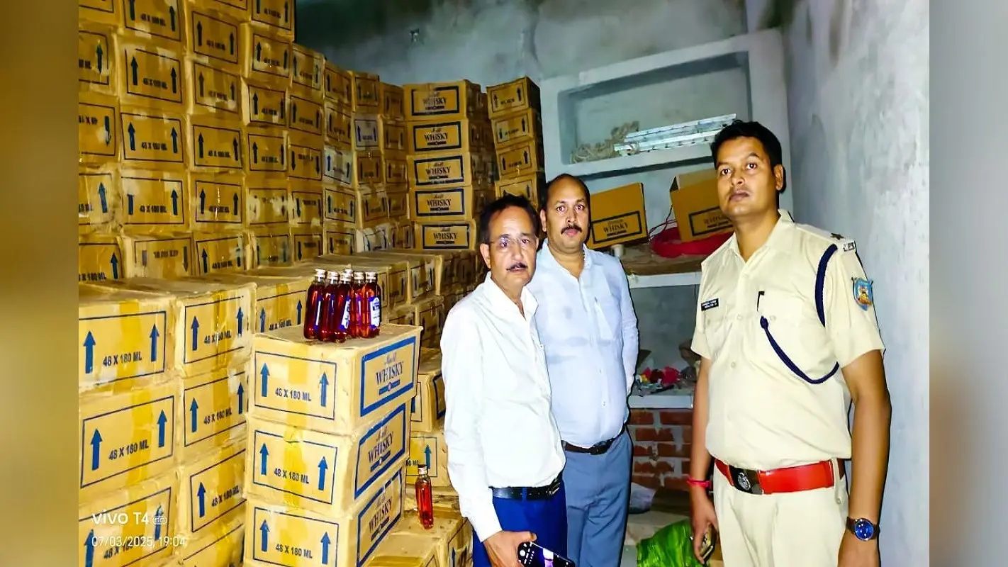Crime News: पलामू में 80 लाख से अधिक की अंग्रेजी शराब जब्त करने से हड़कंप, तस्करी की आशंका